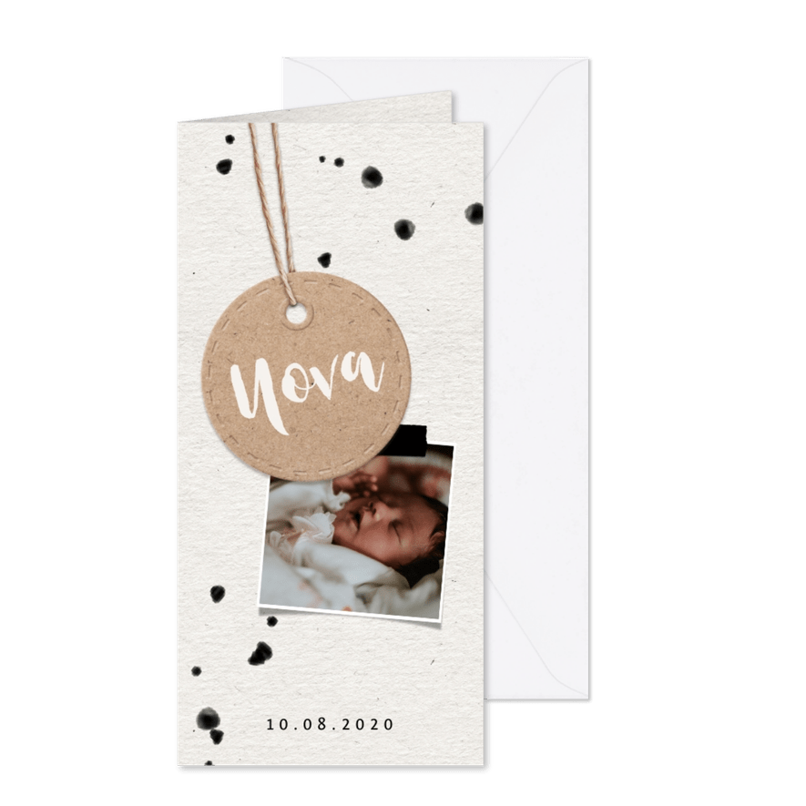 Papierlook geboortekaartje met label en spetters - Kaartimpressie