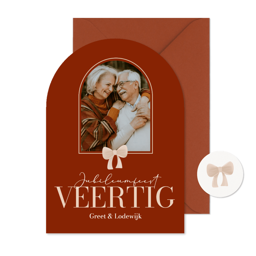 Rode boogvorm jubileum uitnodiging met foto en strik - Kaartimpressie