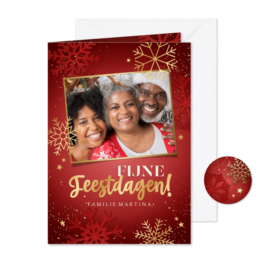 Rode kerstkaart Fijne Feestdagen sneeuwvlokken sterren, foto - Kaartimpressie