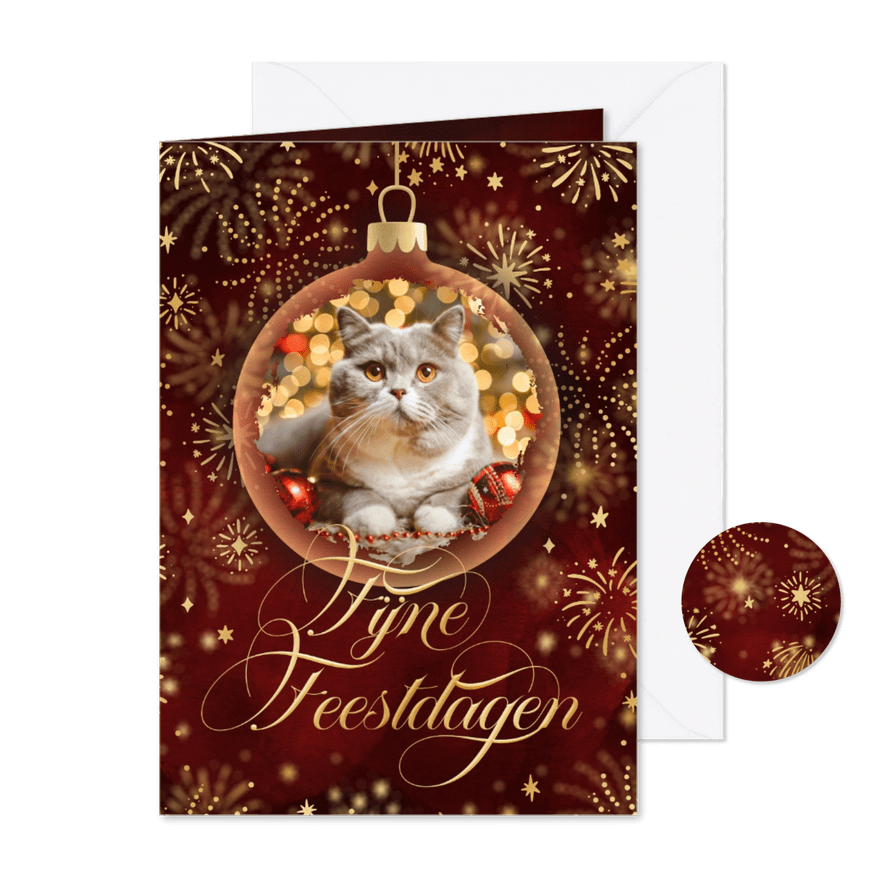 Rode kerstkaart klassieke kerstbal met foto en vuurwerk - Kaartimpressie