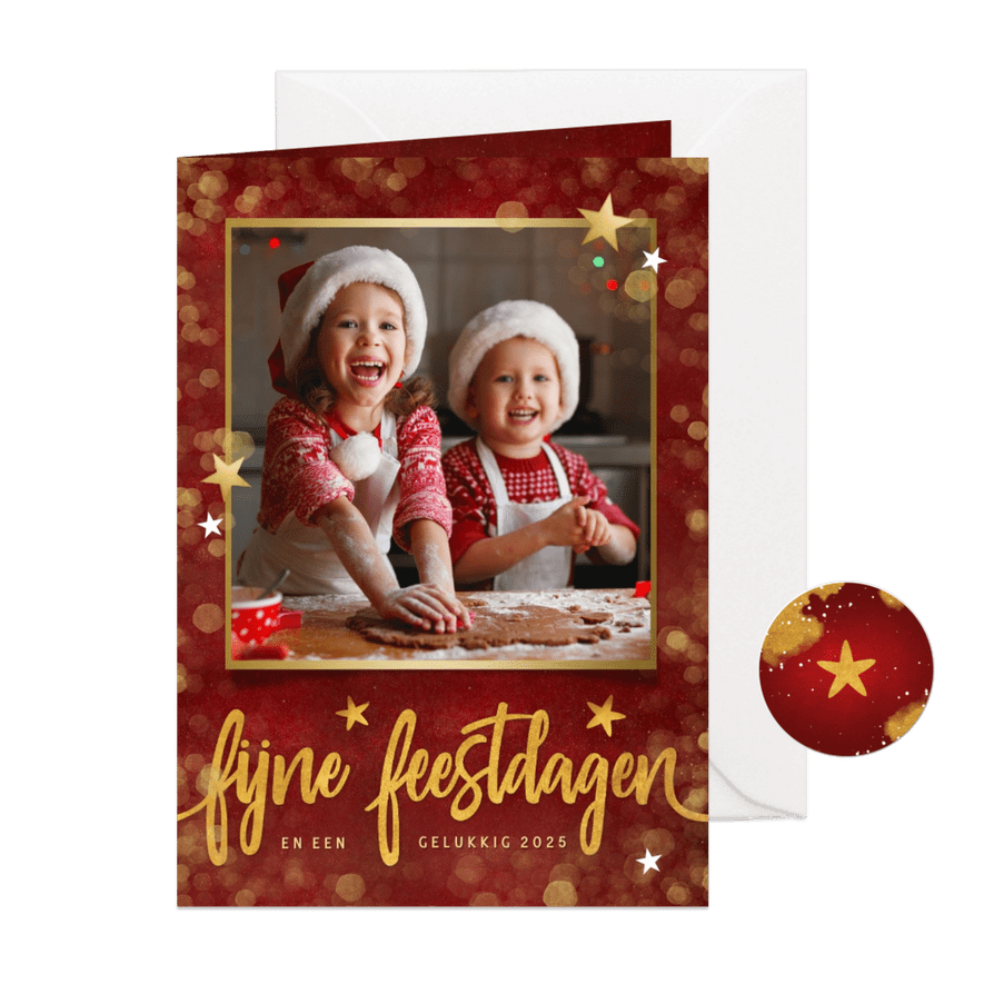 Rode warme kerstkaart met eigen foto en gouden sterren - Kaartimpressie