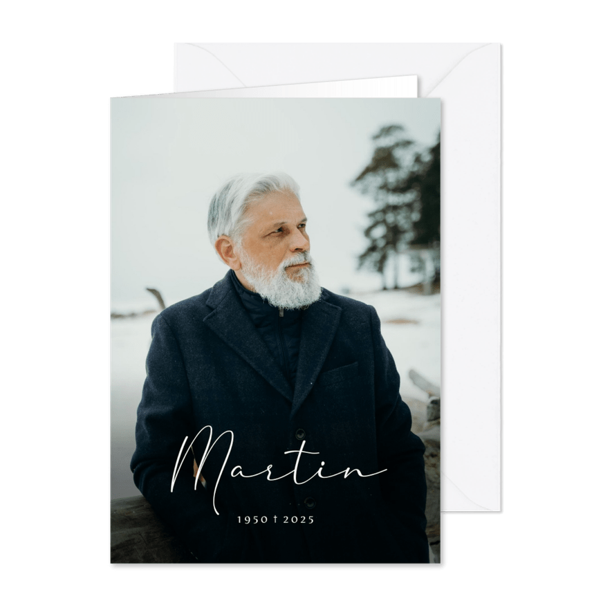 Rouwkaart met grote foto en handgeschreven naam - Kaartimpressie