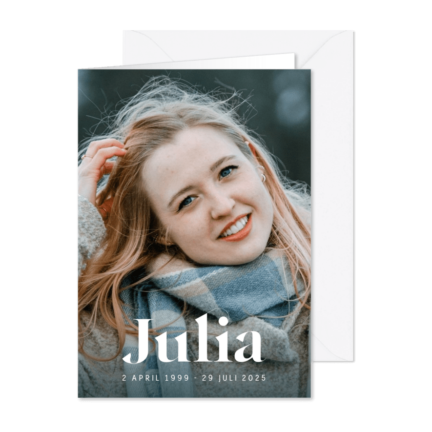 Rouwkaart met grote foto en stijlvolle naam - Kaartimpressie