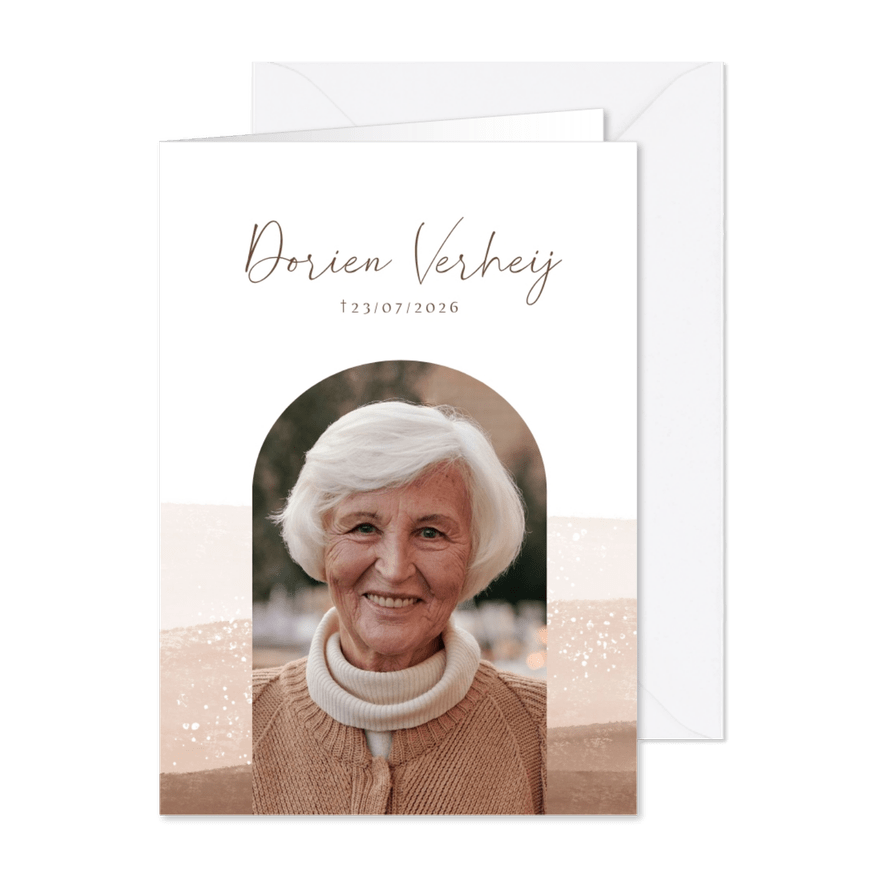 Rouwkaart met grote foto in boog in natuurtinten - Kaartimpressie