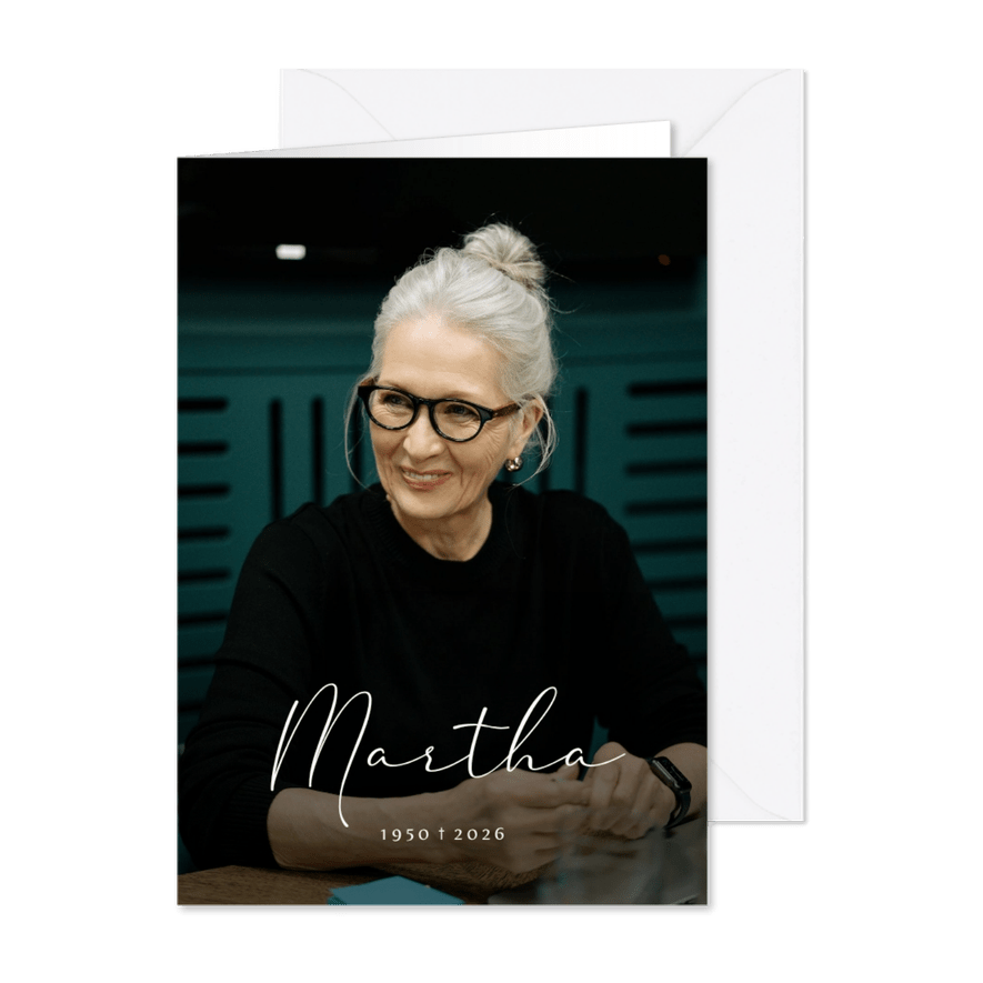 Rouwkaart met handgeschreven naam en grote foto - Kaartimpressie