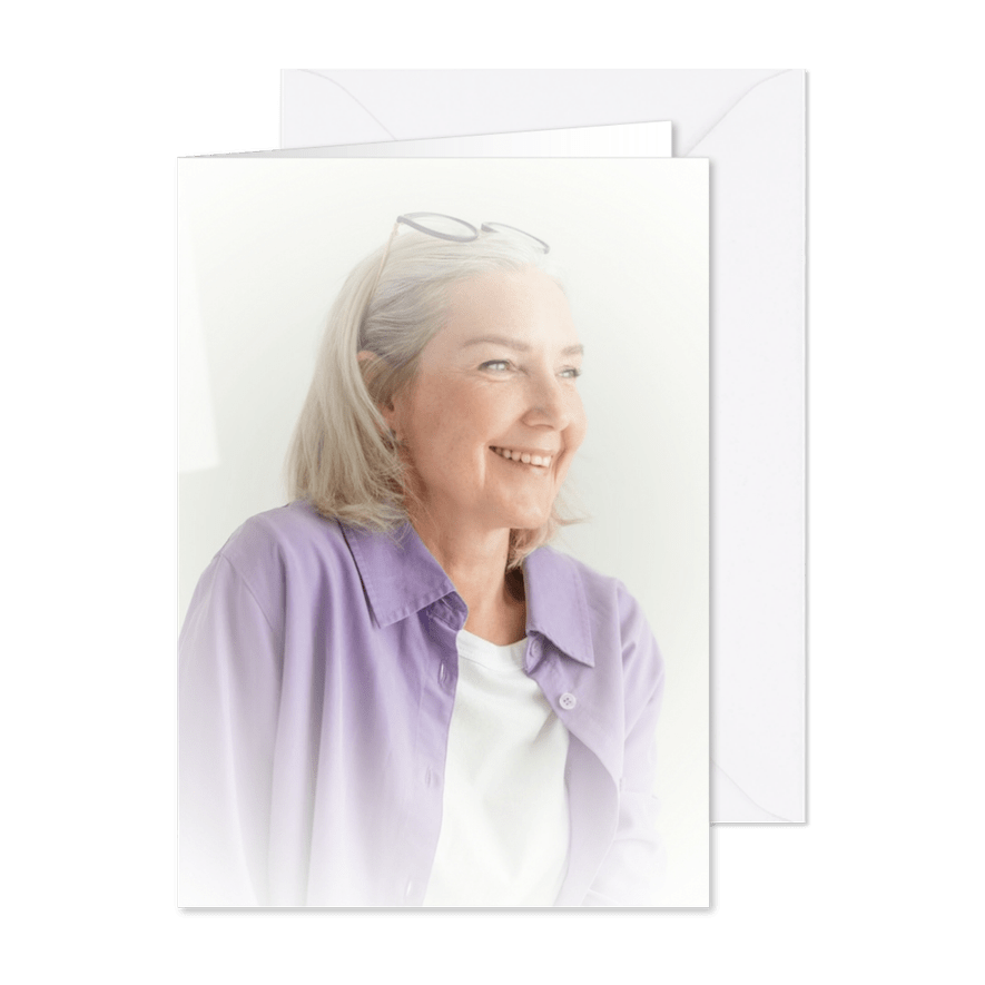 Rouwkaart staand met grote foto en wit verloop kader - Kaartimpressie