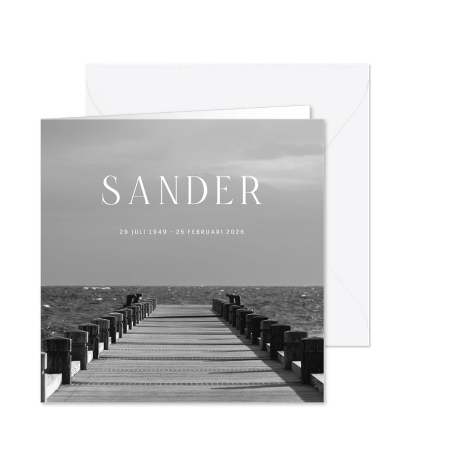 Rouwkaart zwart-wit met foto van water en een steiger - Kaartimpressie