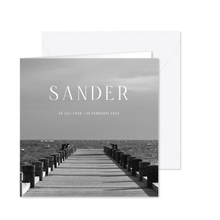 Rouwkaart zwart-wit met foto van water en een steiger - Kaartimpressie