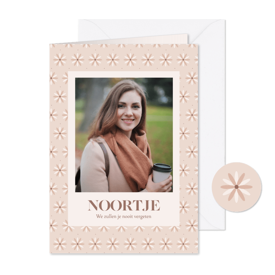 Rouwkaartje met beige bloemenpatroontje en foto - Kaartimpressie