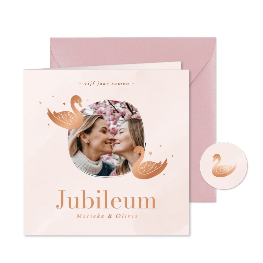 Roze jubileumkaartje met koperen zwanen en foto - Kaartimpressie