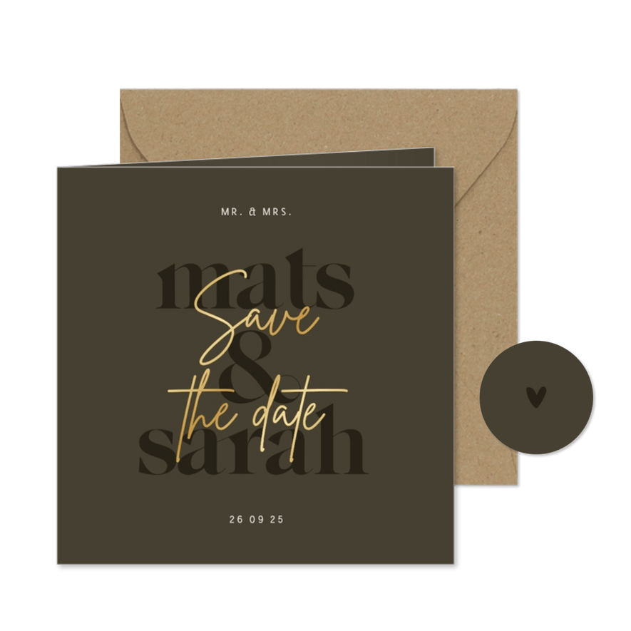 Save the date donkergroen met grote namen en goudfolie - Kaartimpressie