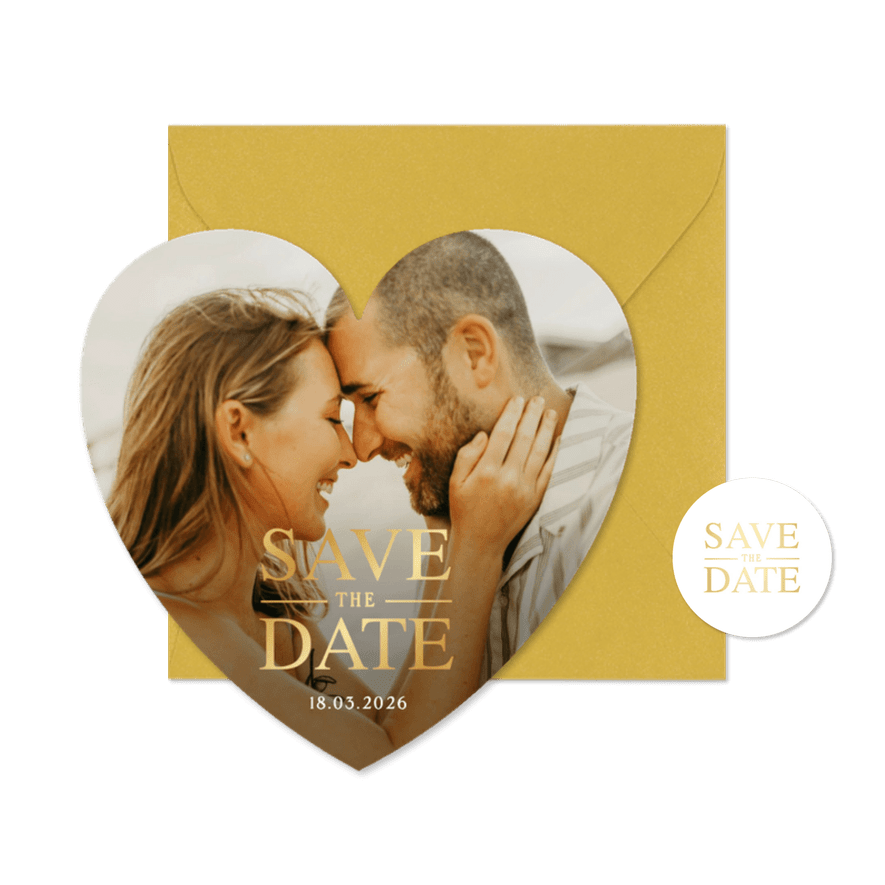Save the Date fotokaart in hartvorm met gouden letters - Kaartimpressie