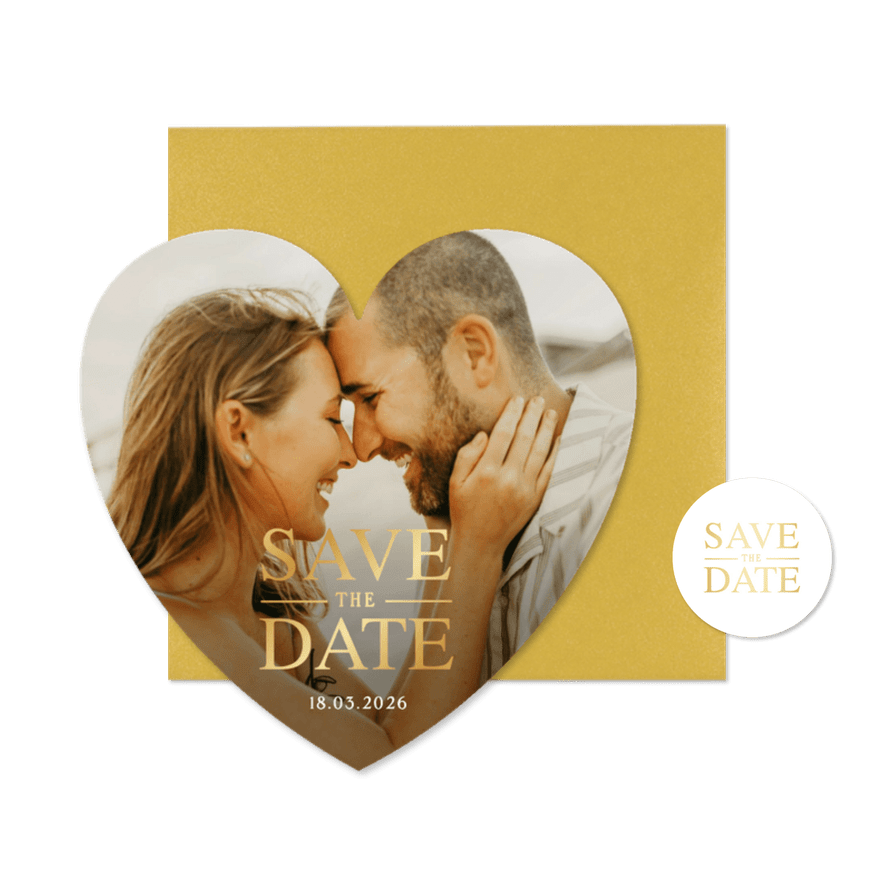 Save the Date fotokaart in hartvorm met gouden letters - Kaartimpressie