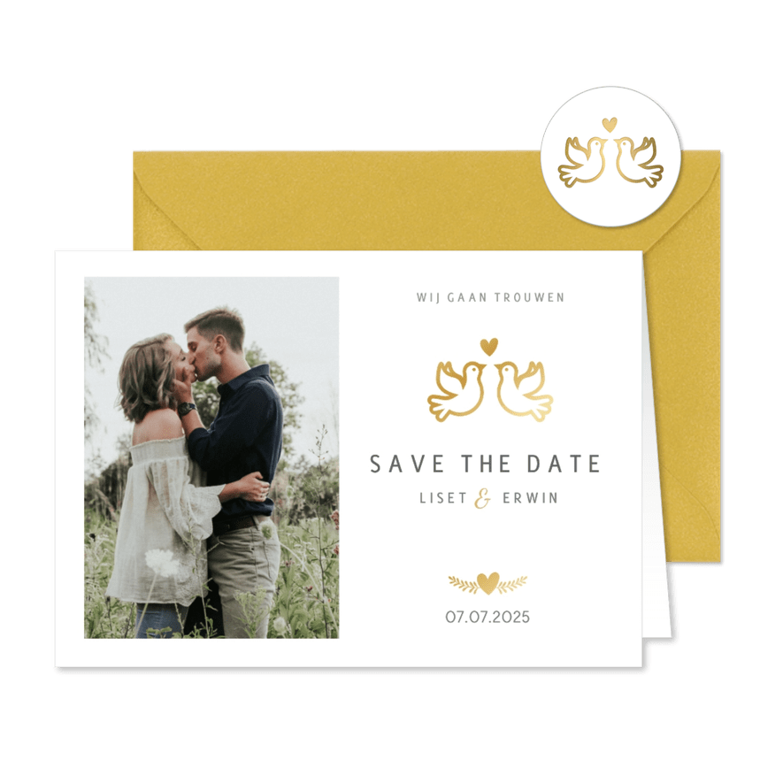 Save the Date kaart klassiek wit met gouden duifjes en foto - Kaartimpressie