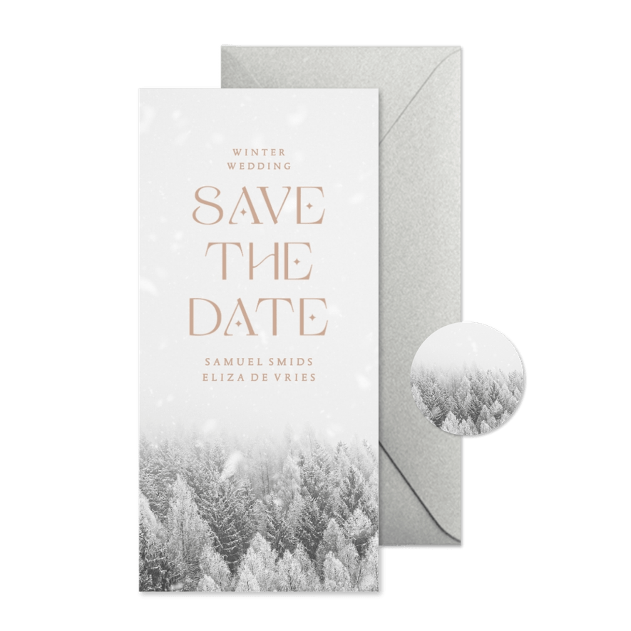 Save the date kaart met besneeuwde bomen winter wedding - Kaartimpressie