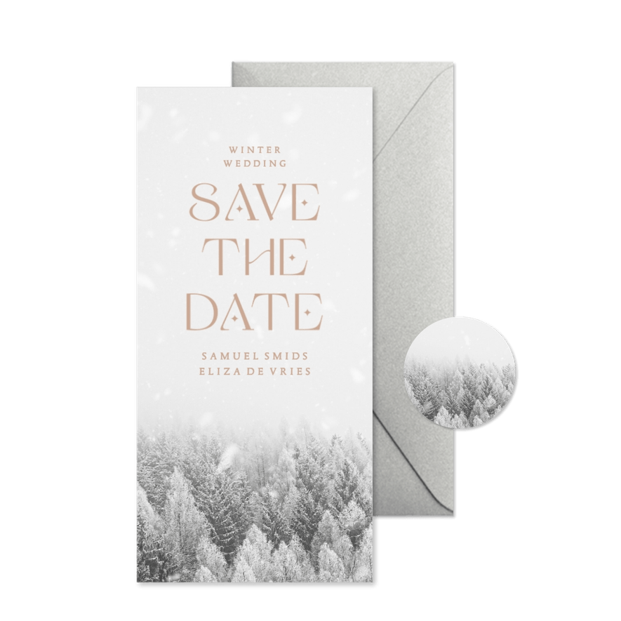 Save the date kaart met besneeuwde bomen winter wedding - Kaartimpressie