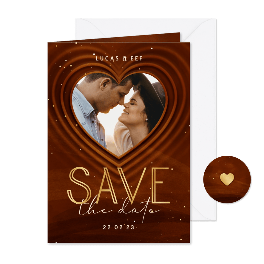 Save the date kaart met foto en hart op achtergrond - Kaartimpressie