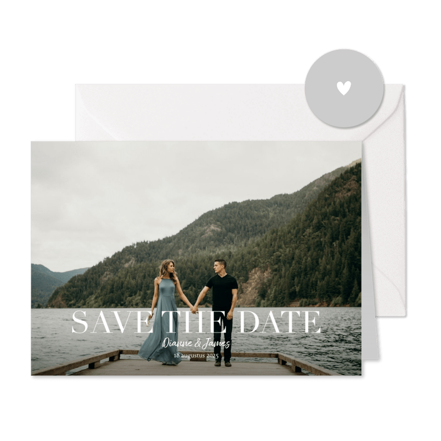 Save the date kaart met grote foto en witte typografie - Kaartimpressie