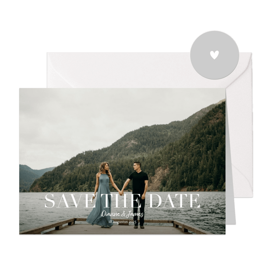 Save the date kaart met grote foto en witte typografie - Kaartimpressie