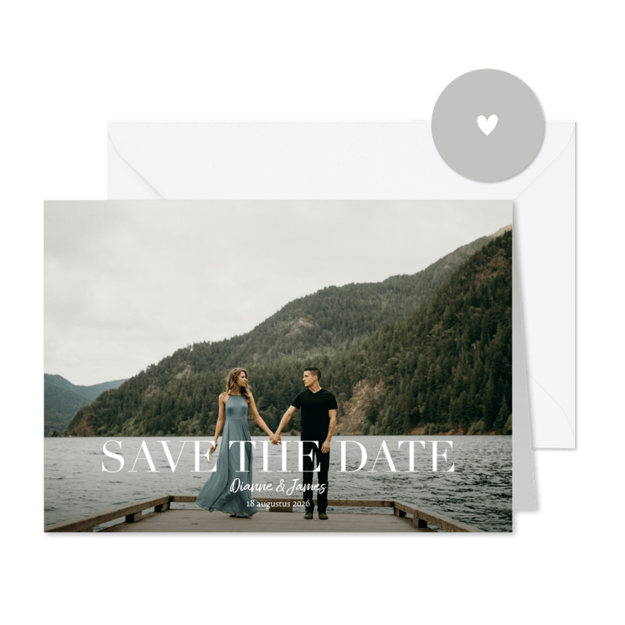 Save the date kaart met grote foto en witte typografie - Kaartimpressie