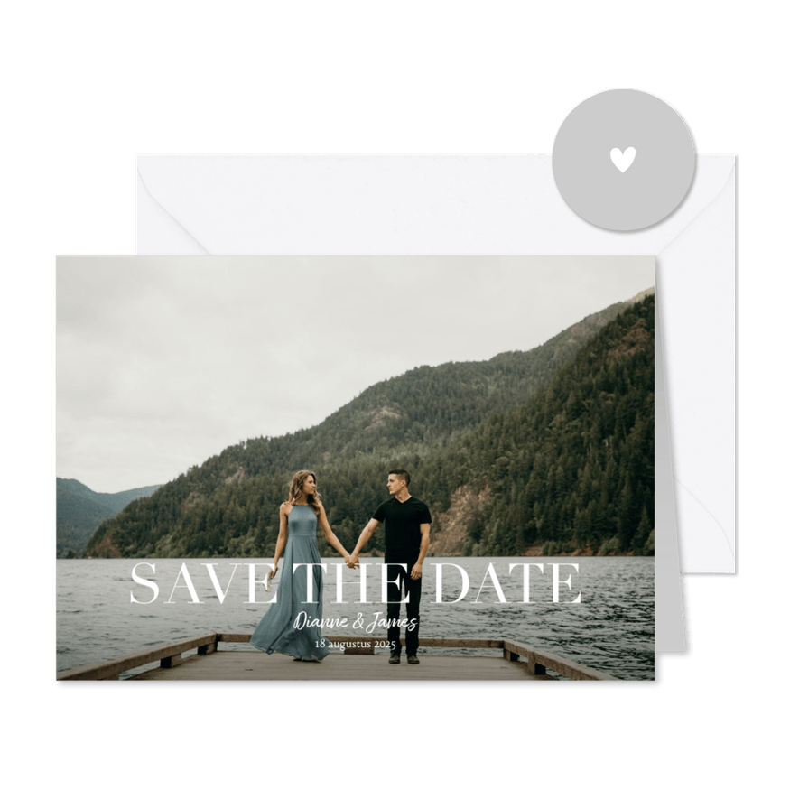 Save the date kaart met grote foto en witte typografie - Kaartimpressie