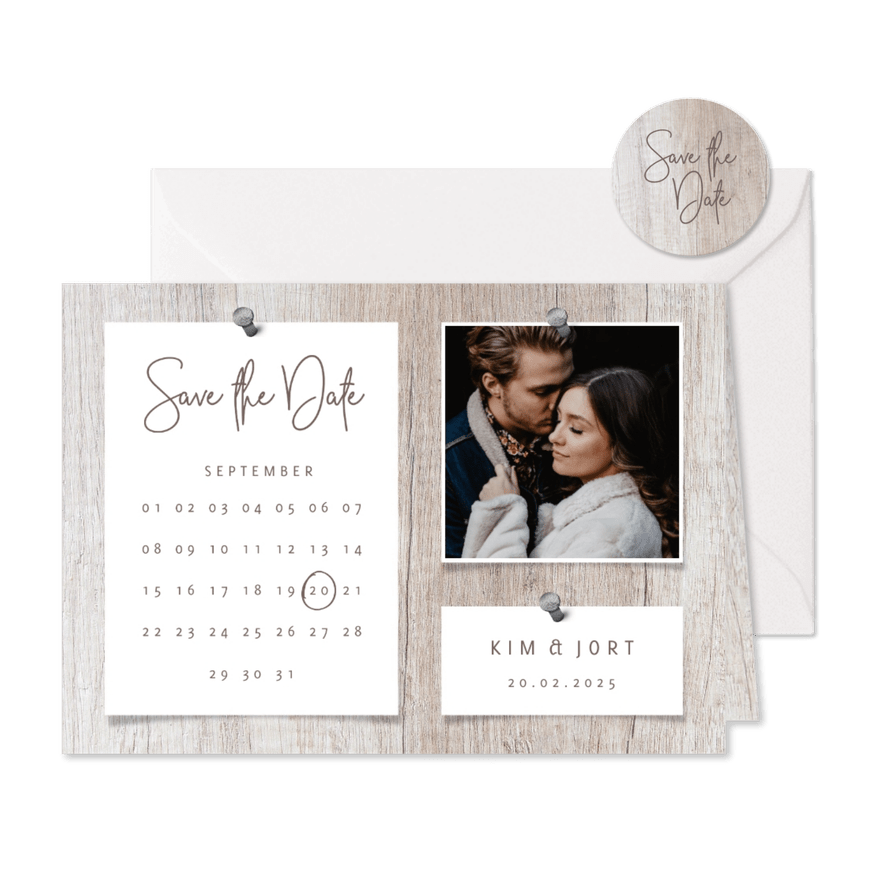 Save the date kalender hout met foto's en spijkers - Kaartimpressie