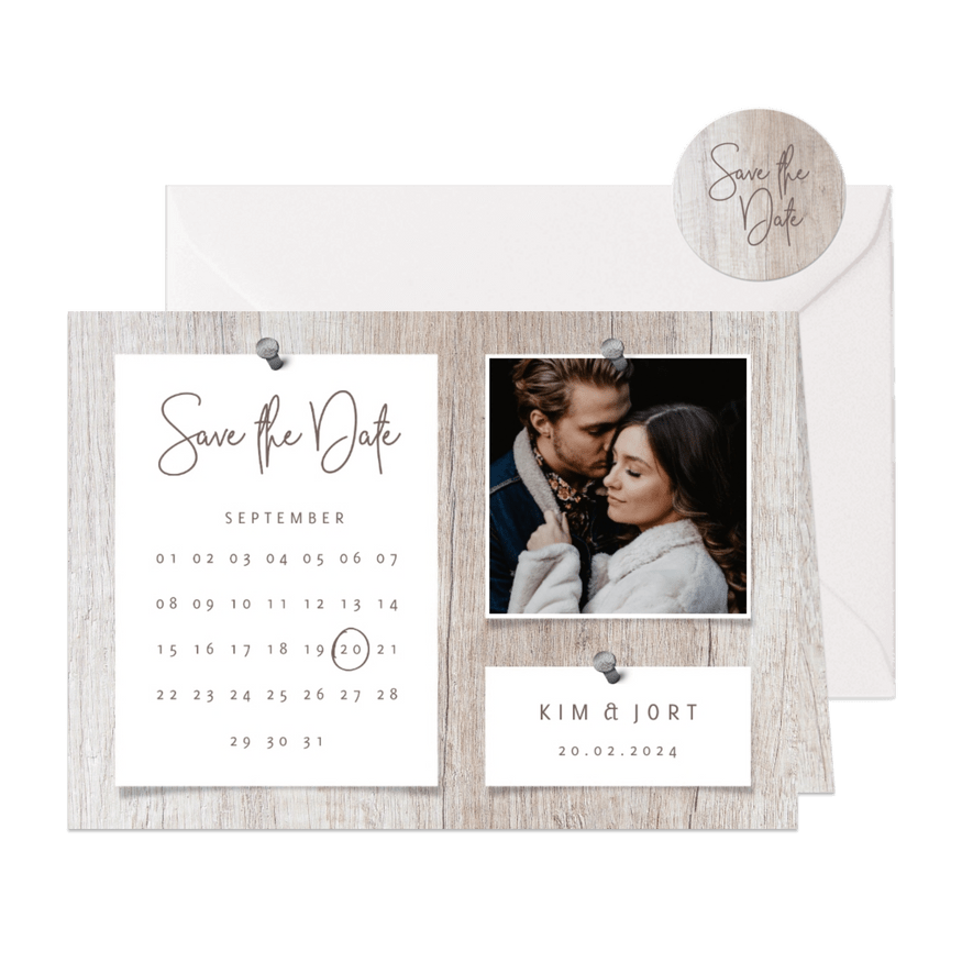 Save the date kalender hout met foto's en spijkers - Kaartimpressie