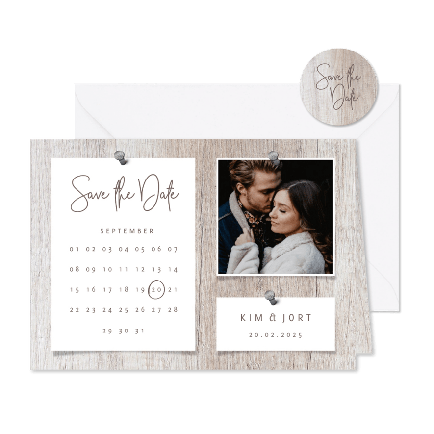 Save the date kalender hout met foto's en spijkers - Kaartimpressie