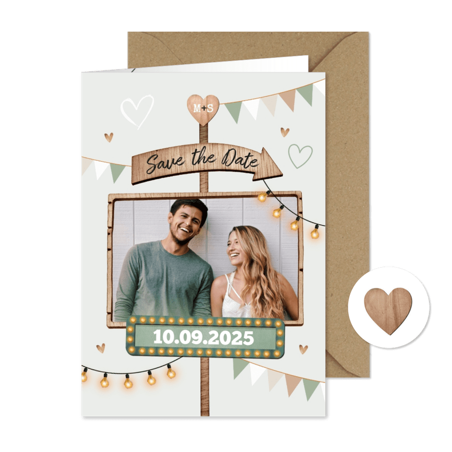 Save the date trouwkaart houtlook festival style wegwijzers - Kaartimpressie