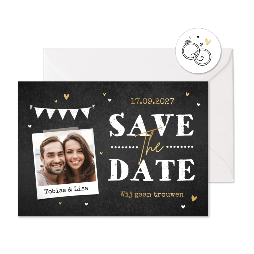 Save the date trouwkaart krijtbord slinger goud foto hartjes - Kaartimpressie