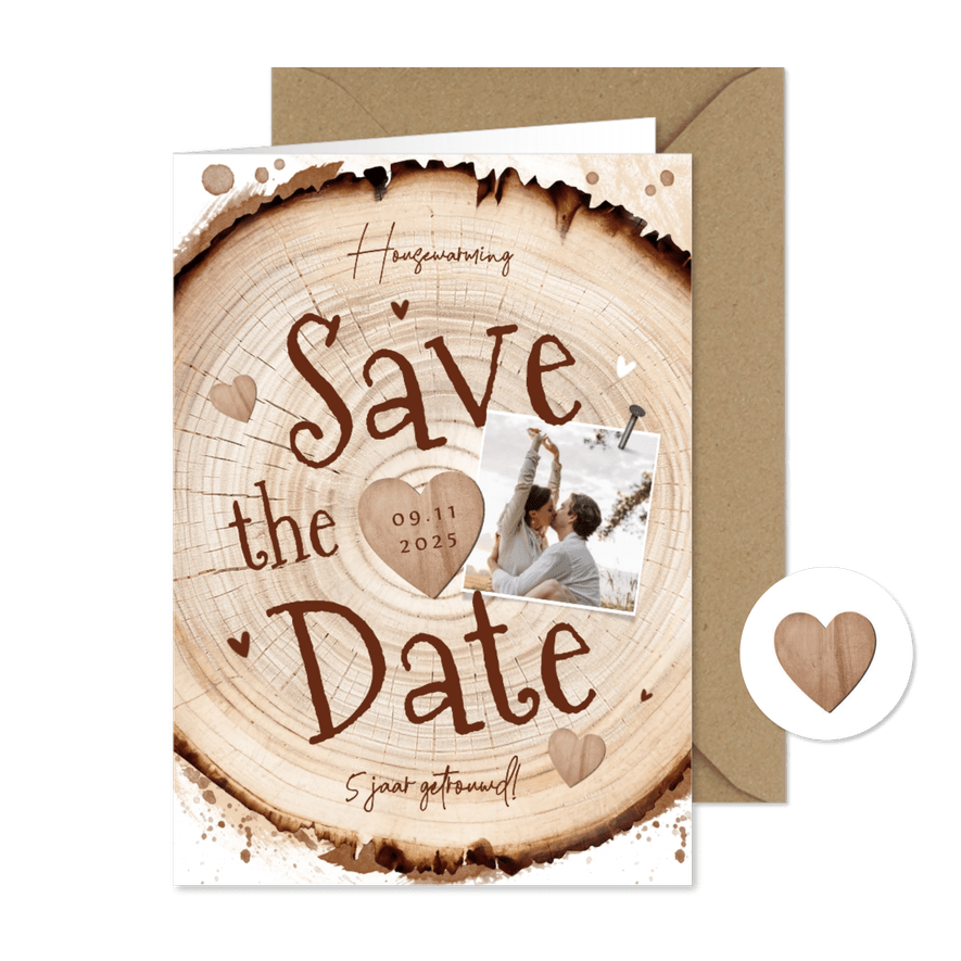Save the date uitnodiging hout boomstam feestje foto hartjes - Kaartimpressie