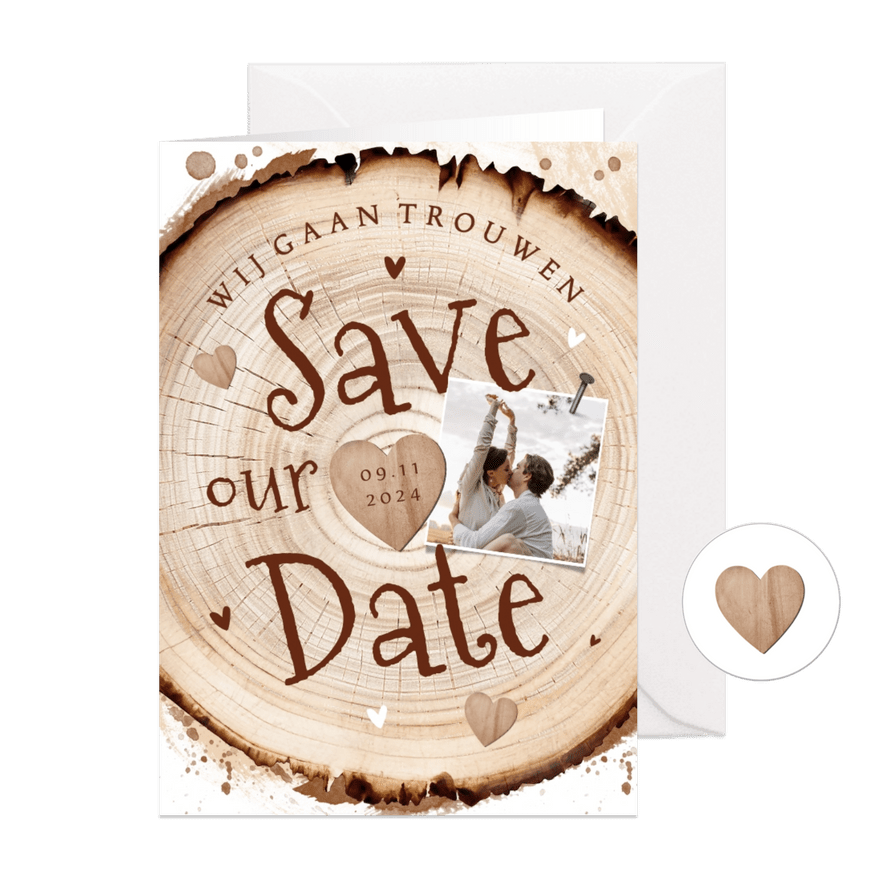 Save the date uitnodiging hout boomstam hartjes foto - Kaartimpressie