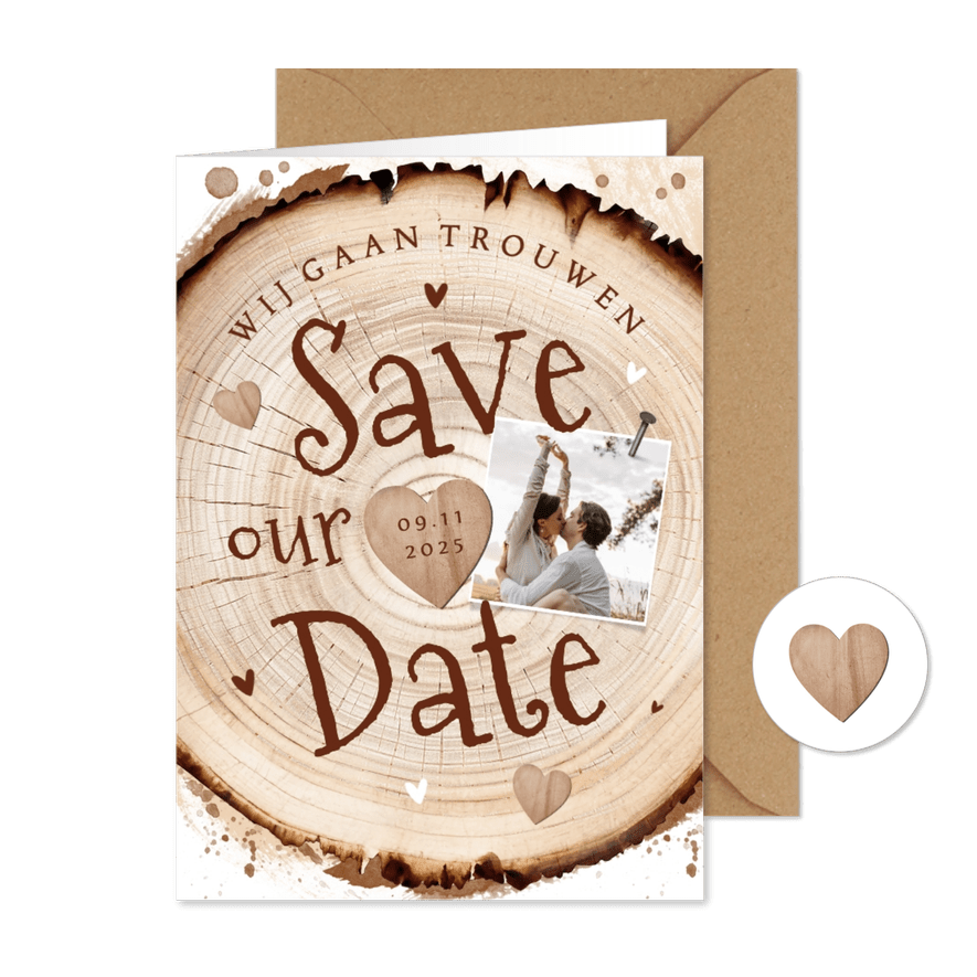 Save the date uitnodiging hout boomstam hartjes foto - Kaartimpressie