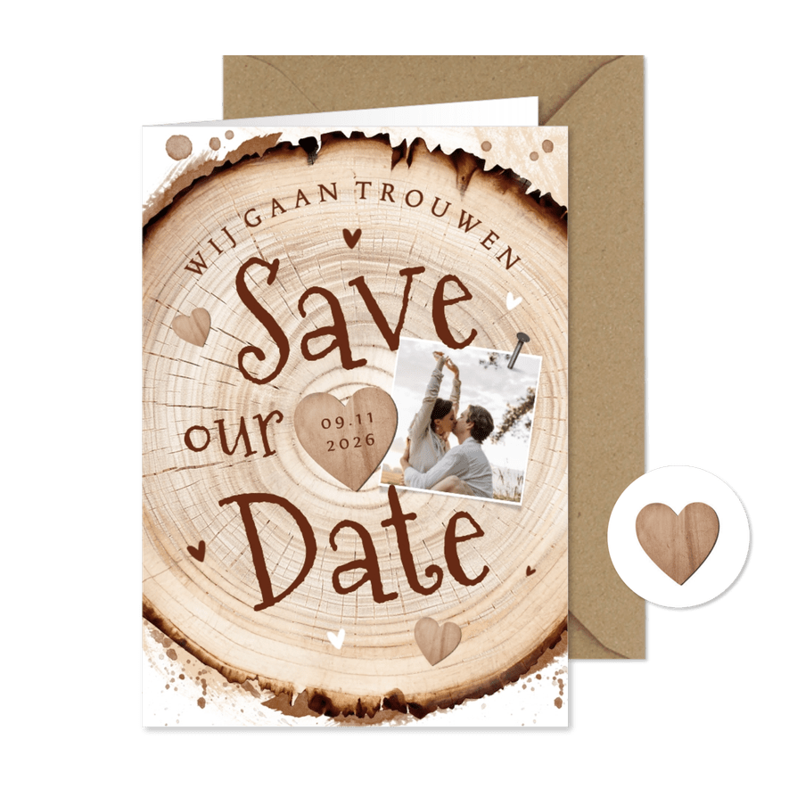 Save the date uitnodiging hout boomstam hartjes foto - Kaartimpressie