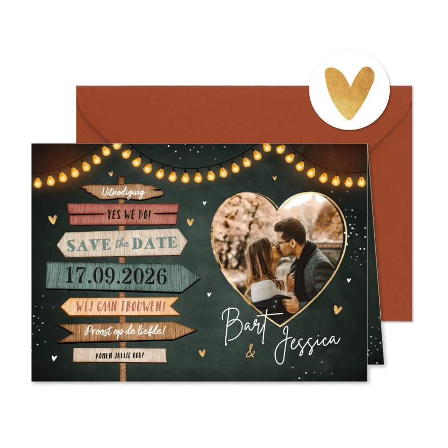 Save the date uitnodiging houten wegwijzers lampjes hartjes - Kaartimpressie