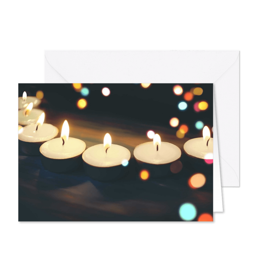 Sfeervolle kerstkaart met brandende kaarsjes. - Kaartimpressie