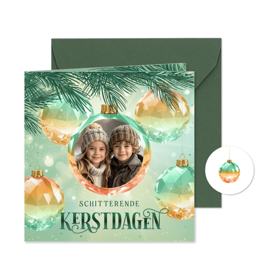 Sprankelende kerstkaart met foto en kristallen kerstballen - Kaartimpressie