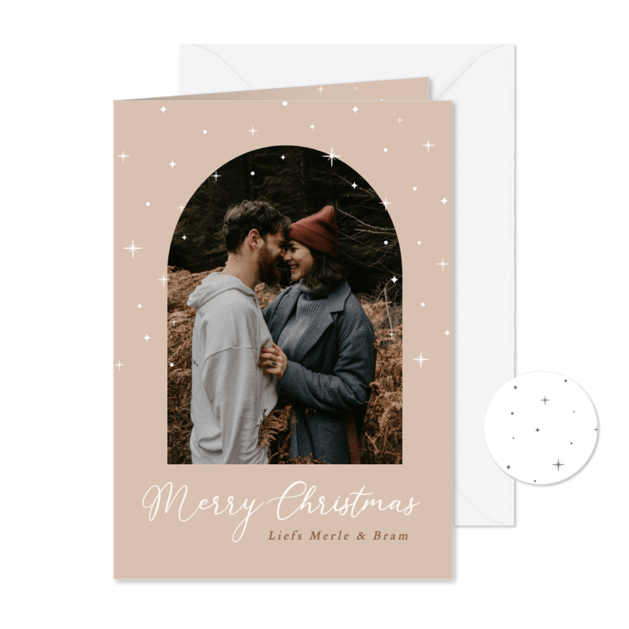 Stijlvol beige kerstkaartje met een foto in boog en sterren - Kaartimpressie