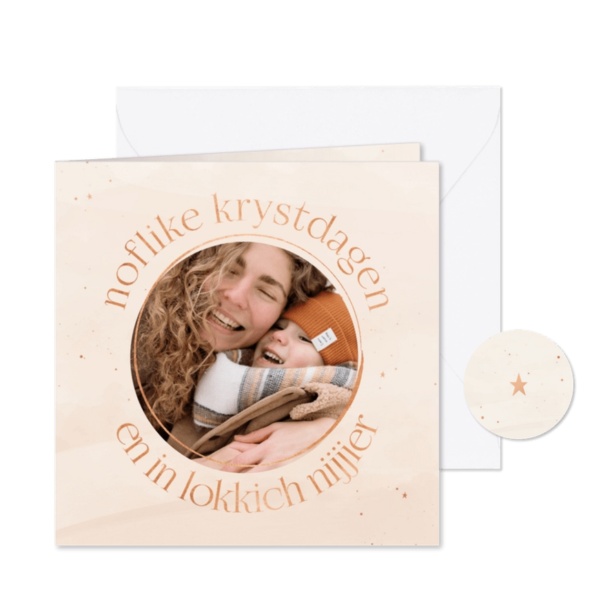 Stijlvol Fries kerstkaartje met ronde tekst in koperlook - Kaartimpressie