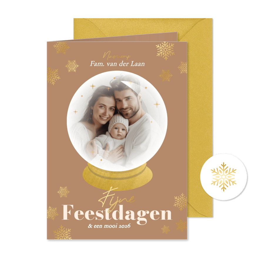 Stijlvolle beige fotokaart kerst met schudbol goudfolie - Kaartimpressie