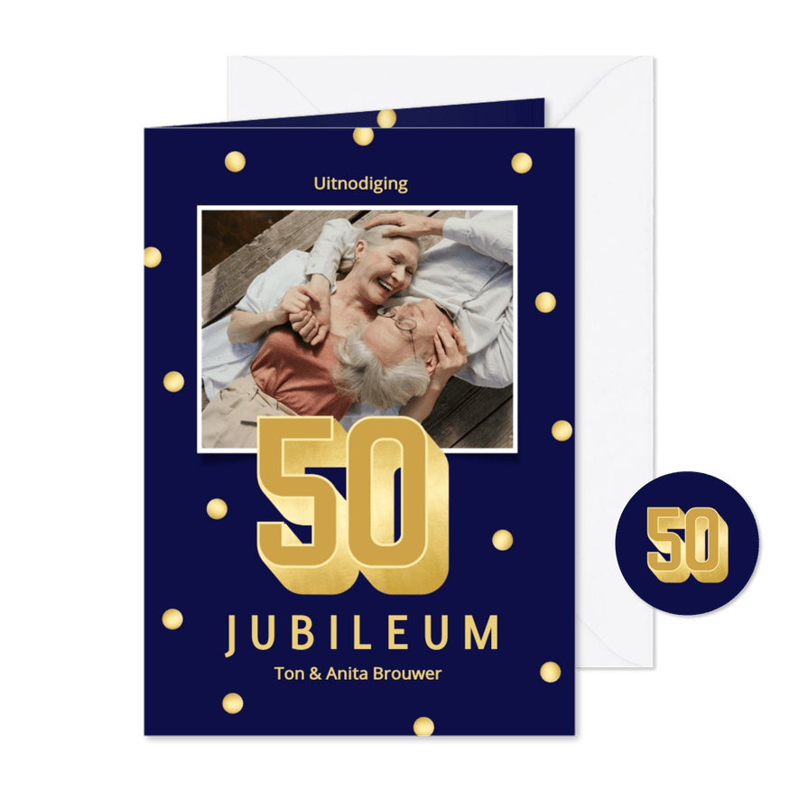 Stijlvolle donkerblauwe jubileumkaart 50 confetti foto - Kaartimpressie