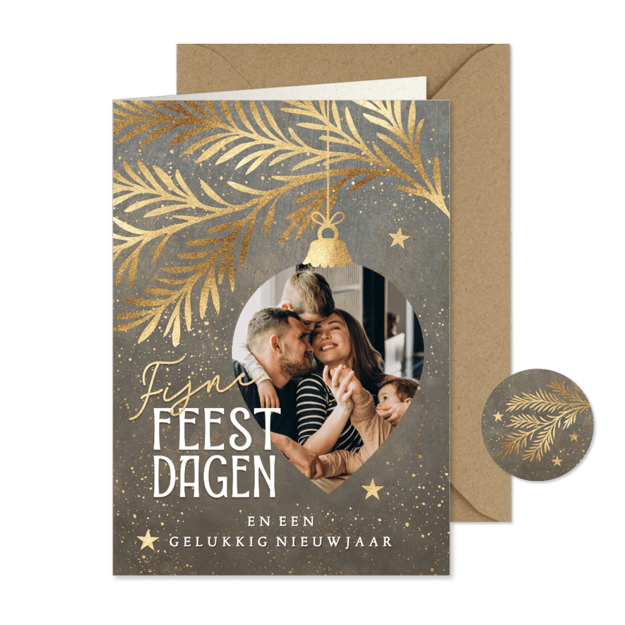 Stijlvolle foto kerstkaart kerstbal taupe - Kaartimpressie