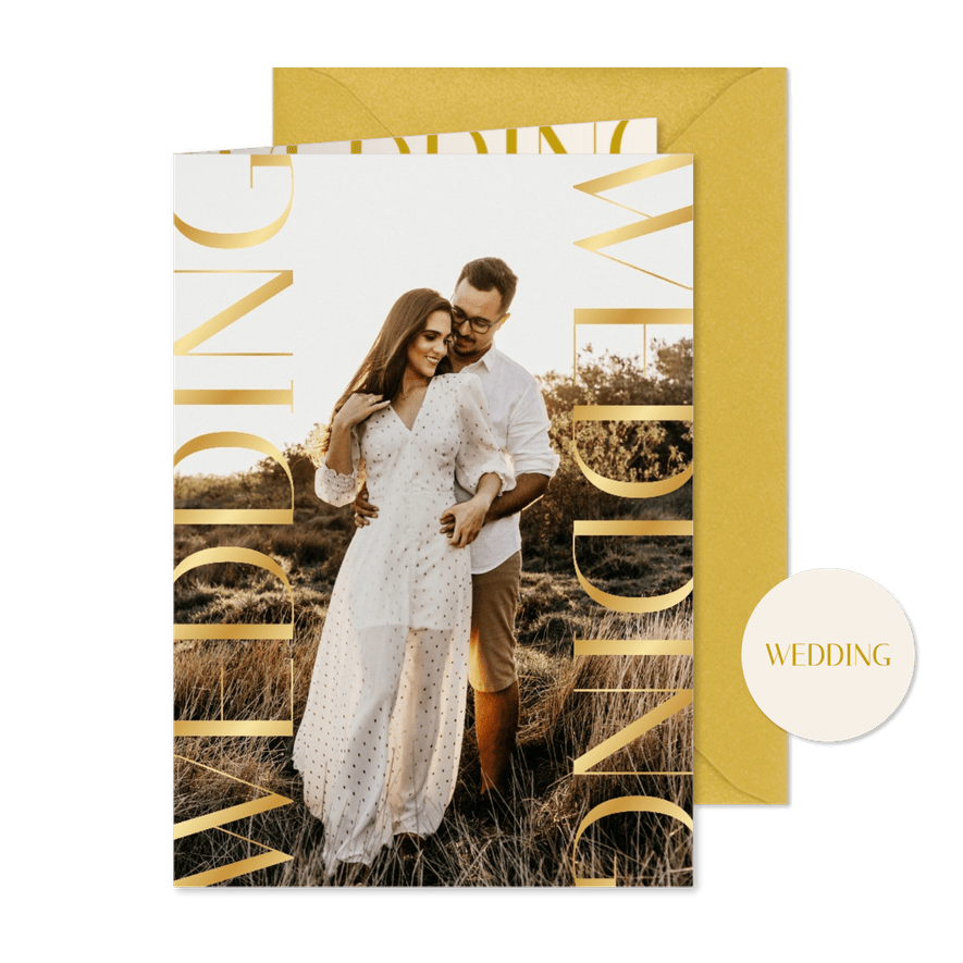 Stijlvolle foto trouwkaart met klassieke gouden typografie - Kaartimpressie