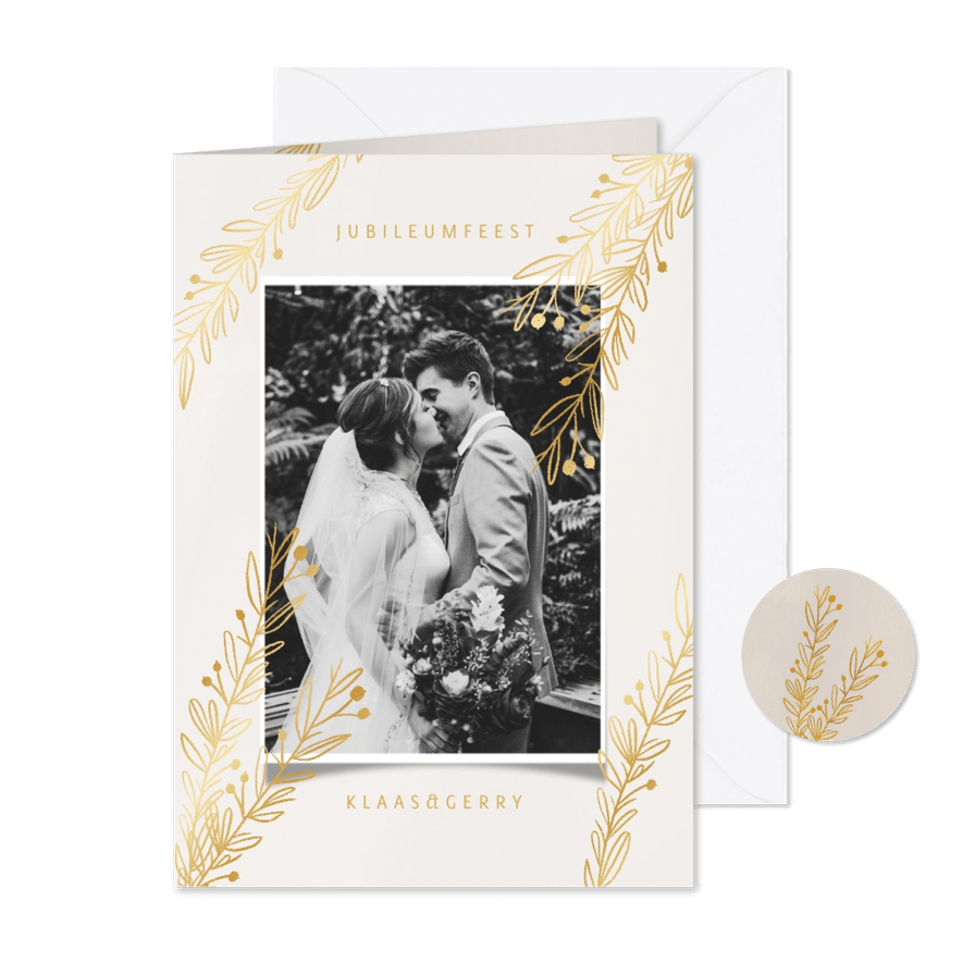Stijlvolle jubileumkaart met goudlook takjes en foto - Kaartimpressie