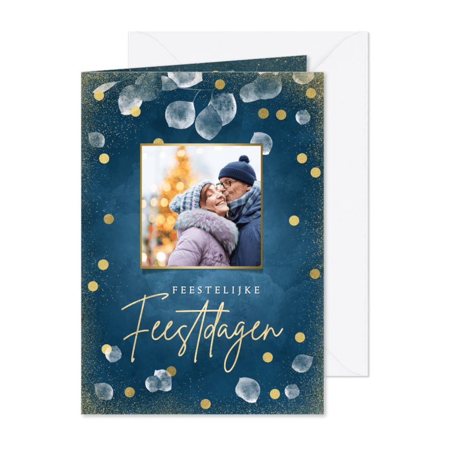 Stijlvolle kerstkaart eucalyptus, gouden confetti en foto - Kaartimpressie