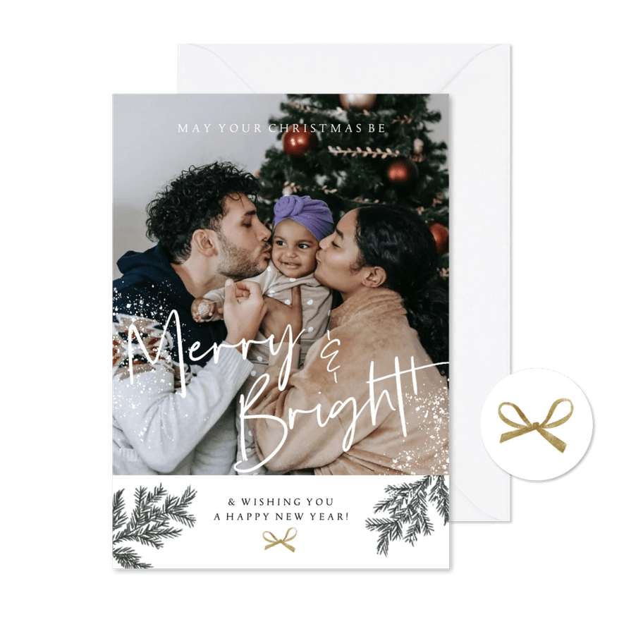Stijlvolle kerstkaart foto dennentakken strik goud sneeuw - Kaartimpressie