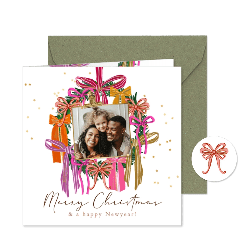 Stijlvolle kerstkaart kerstkrans kleurrijke strikken goud - Kaartimpressie