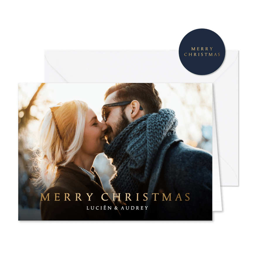 Stijlvolle kerstkaart met 1 grote foto en goudlook letters - Kaartimpressie