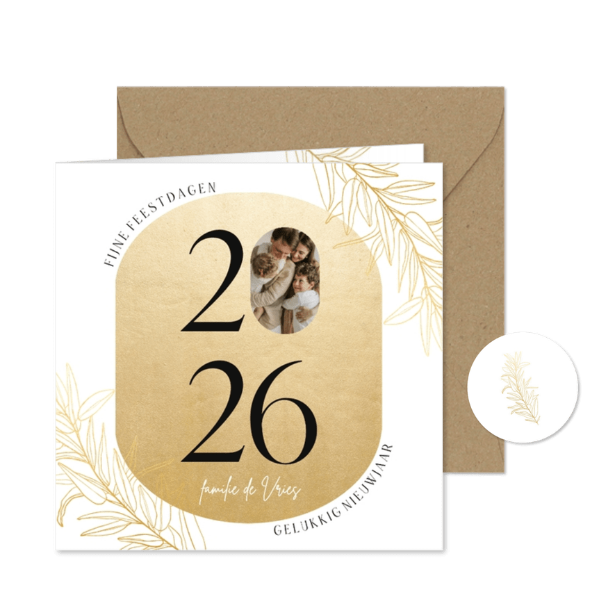 Stijlvolle kerstkaart ovaal vorm goudlook jaartal en takken - Kaartimpressie