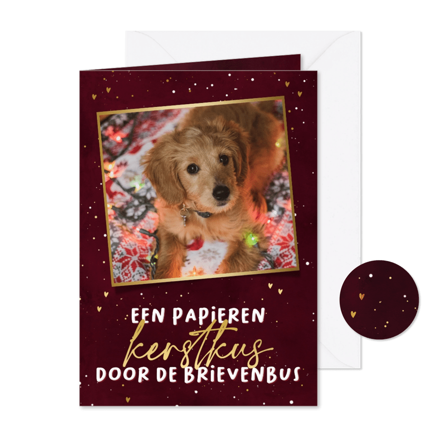 Stijlvolle kerstkaart papieren kus door de brievenbus - Kaartimpressie